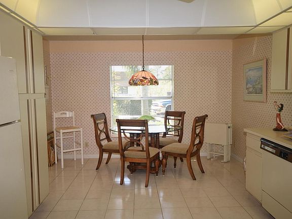 Large eat -in Kitchen