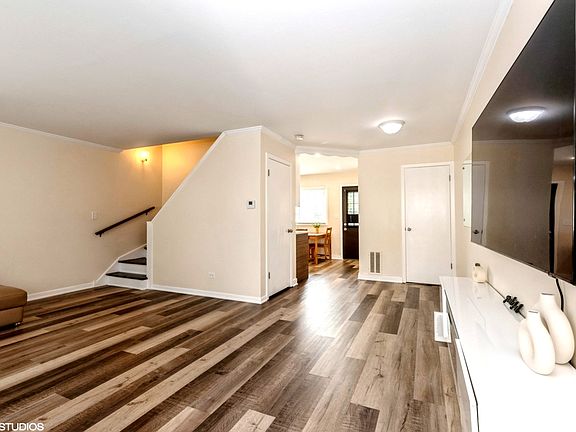3rd image of 9843 Garden Ct