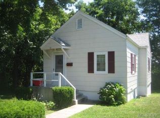 40 Edgar Ct, Huntington, NY 11743