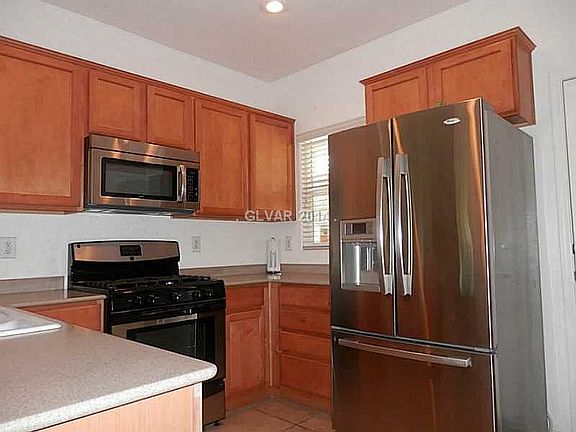 Kitchen: Corian counter tops