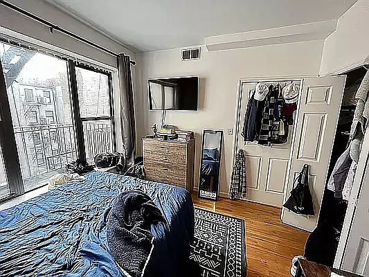 4th image of 162 Orchard St