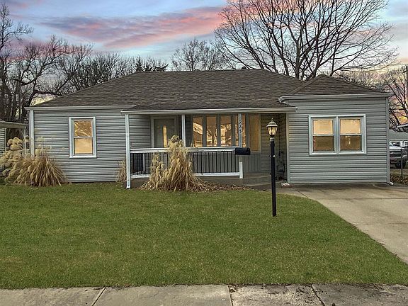 2nd image of 925 NE Kellam Ave