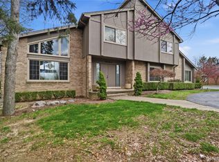 2084 Wabeek Hill Ct, Bloomfield Hills, MI 48302