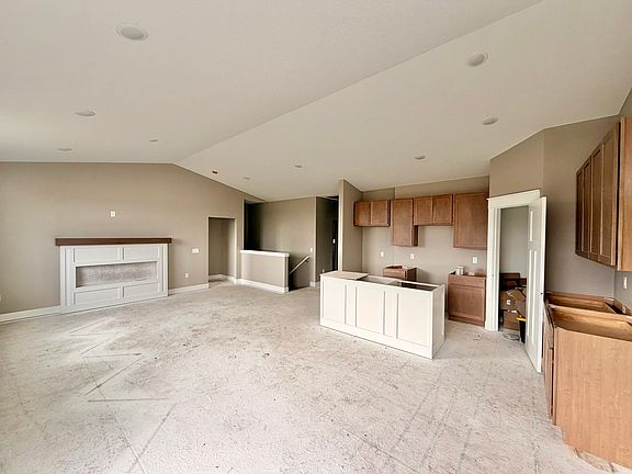 3rd image of 565 NW Georgetown Dr