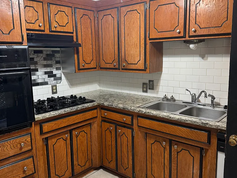 1410 N Ash St — Photo 3