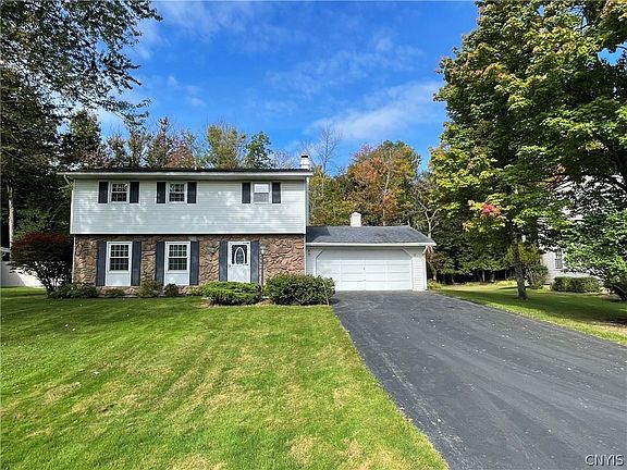 3rd image of 42 Chateau Dr
