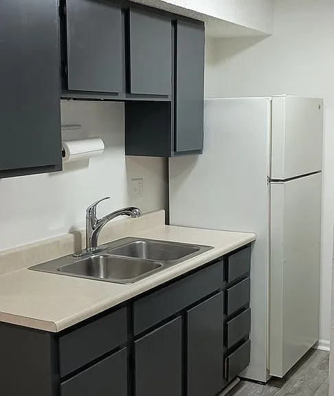 906 E D St — Photo 1