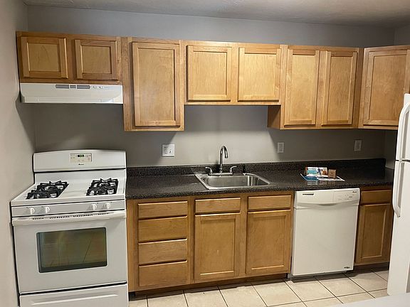 4th image of 383-435 Oaklawn Ave #104