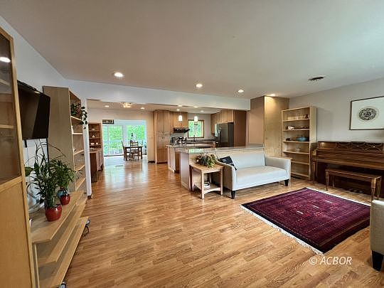 3rd image of 101 Wonder Hills Dr