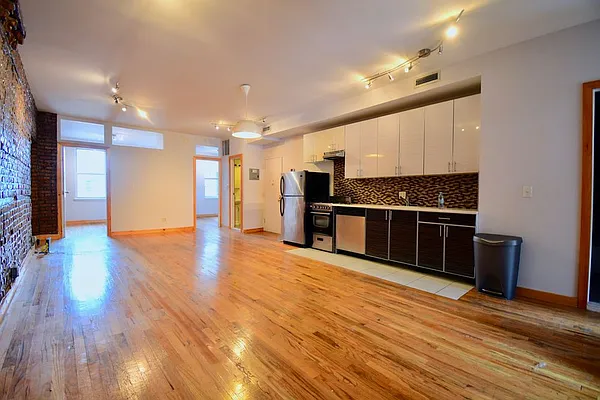 Rented by Brick&Mortar | media 32