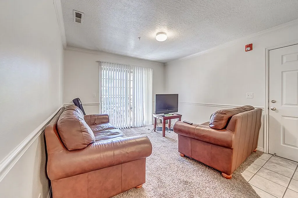 4 bed, 1056 sqft, $539 — Photo 2