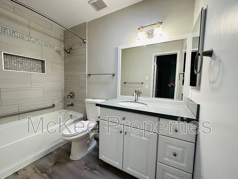 920 F Ave #F — Photo 8