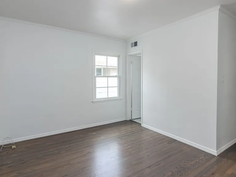 8129 Darby Ave — Photo 25