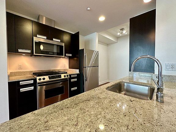 4th image of 300 Berry St Unit 1402