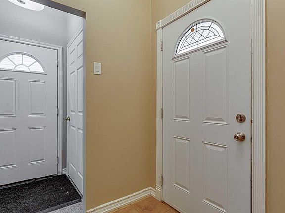 3rd image of 24 E Mackenzie Cres