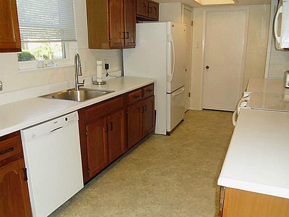 5th image of 2010 Arborcrest Dr