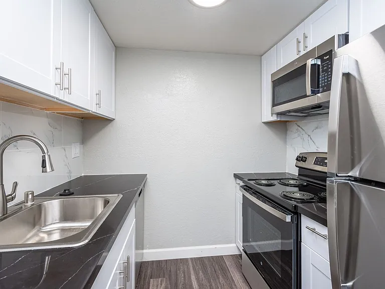 Gold Creek Apartments — Photo 37
