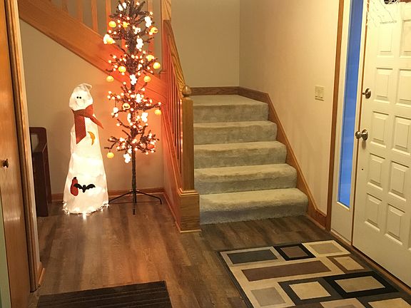 Front entry/open staircase