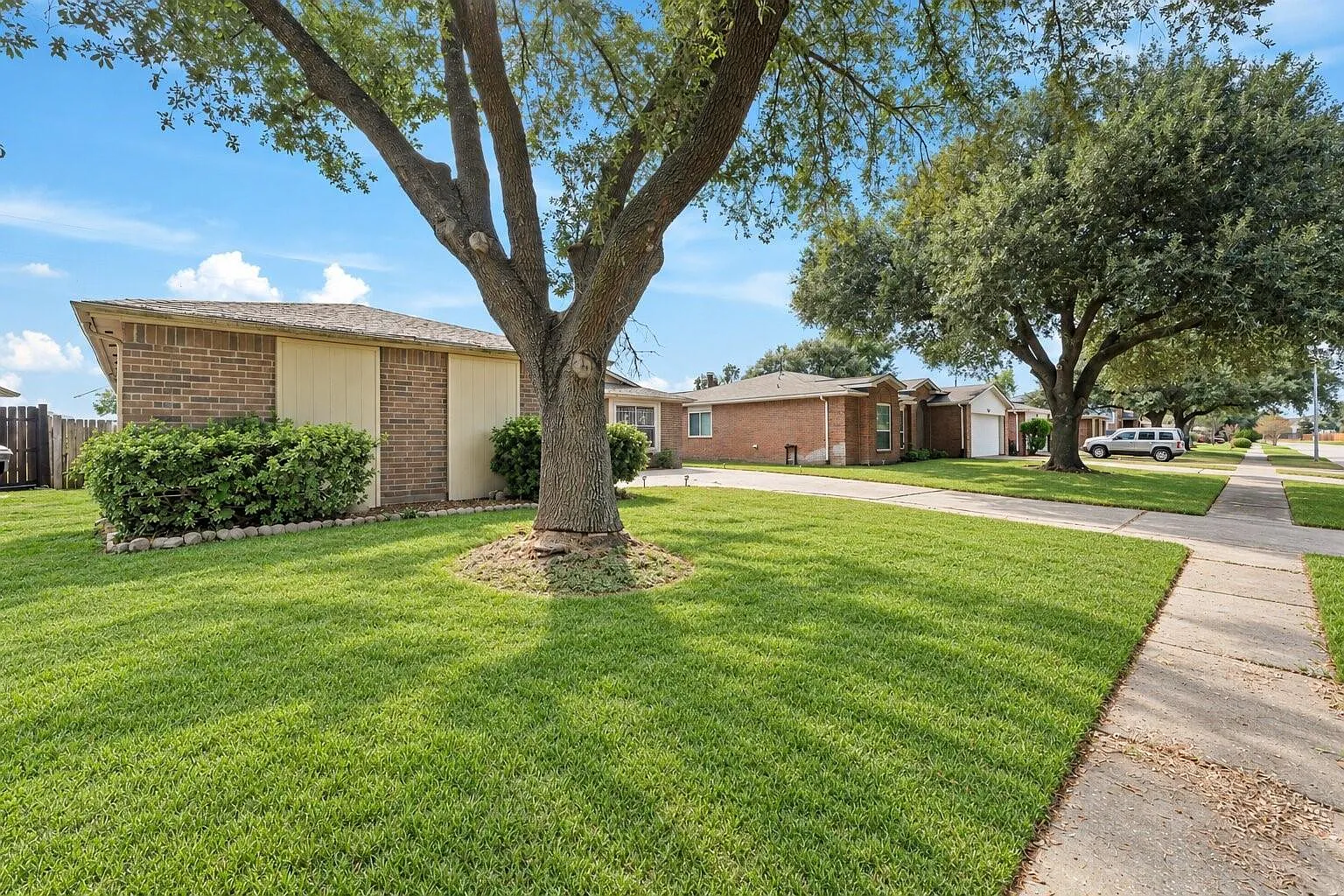 4 bed, 2.0 bath, 1688 sqft, $2,000 — Photo 2