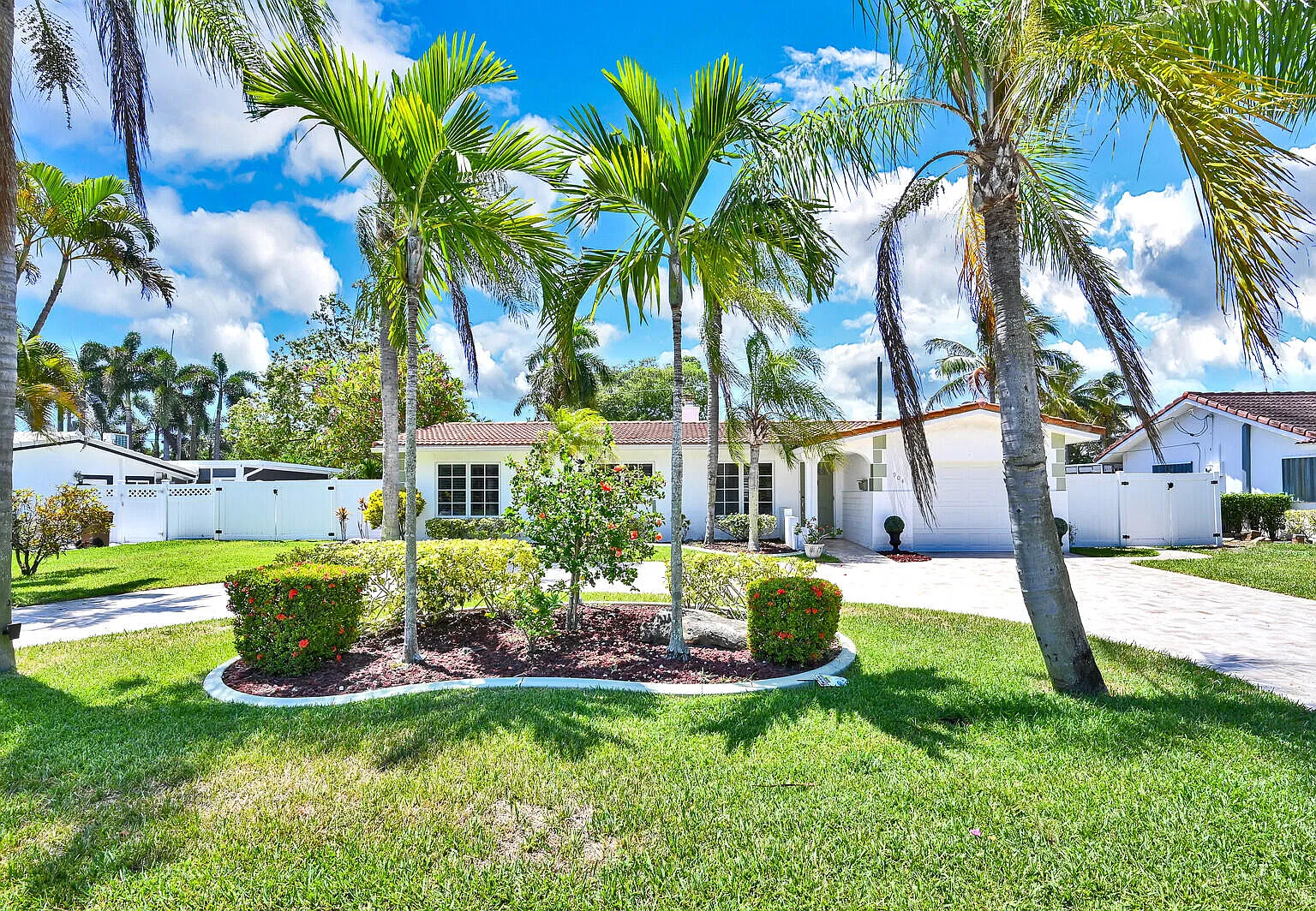 4 bed, 2.0 bath, 2140 sqft, $7,900 — Photo 2