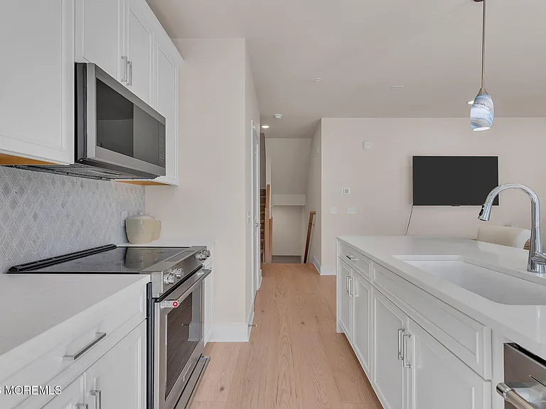 1403 N Kingsley St #210 — Photo 21