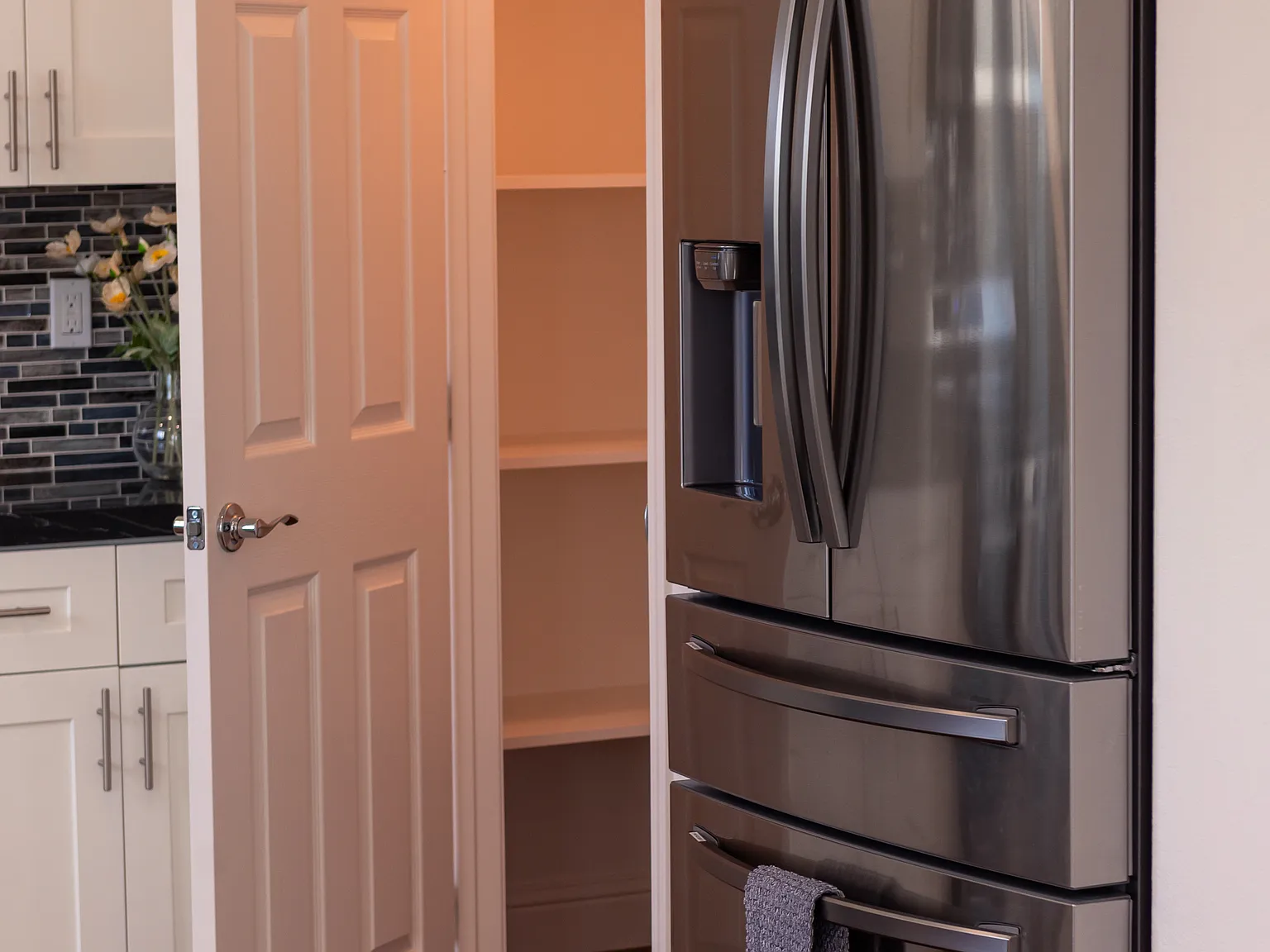 649 N Plumas Dr — Photo 3