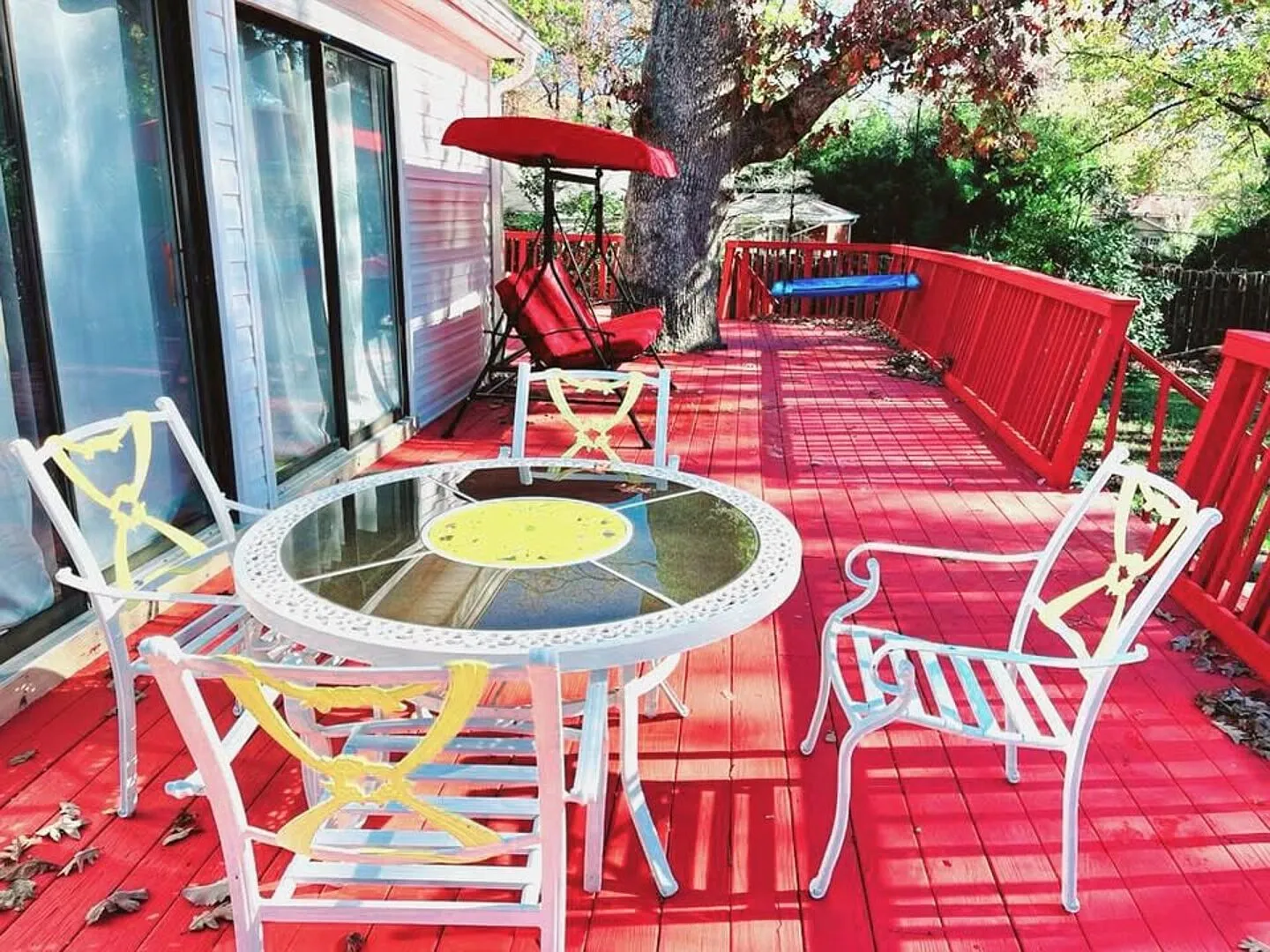 Family friendly retreat with private pickleball and basketball court — Photo 1
