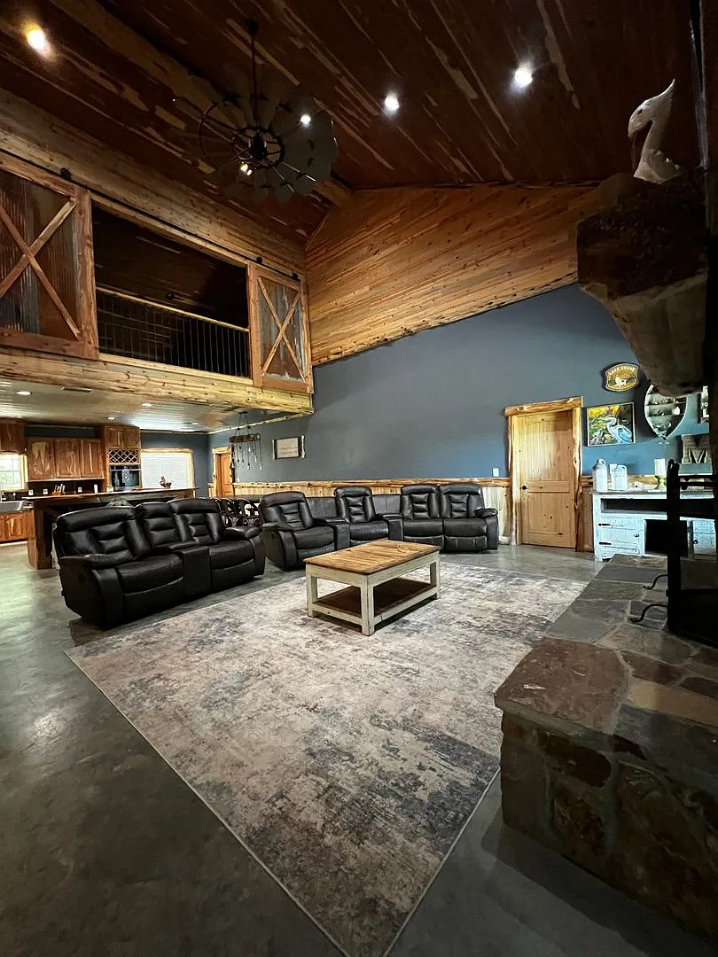 Modern WaterView Home Fully Furnished 3 Bed / 3 Bath 3,000 Sq Ft Jefferson, TX — Photo 1