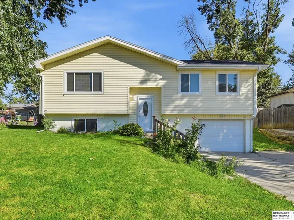 40 Pine Crest Dr, Yutan, NE 68073