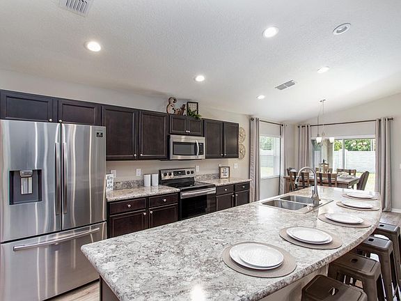 Gourmet kitchen with large island - Raychel home plan