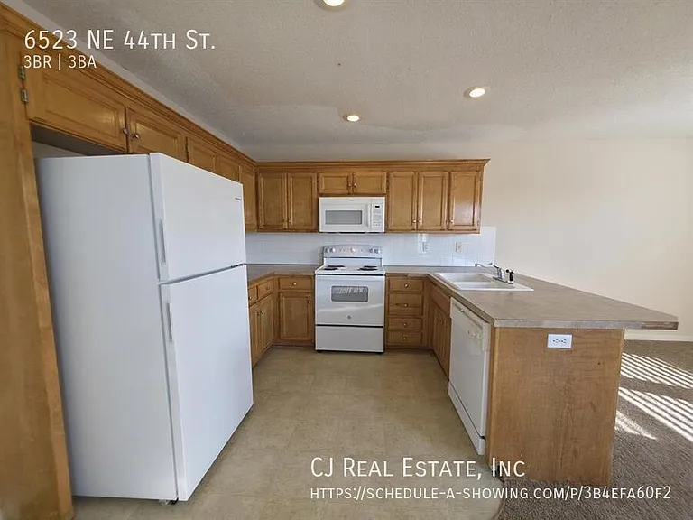 6523 NE 44th St — Photo 4