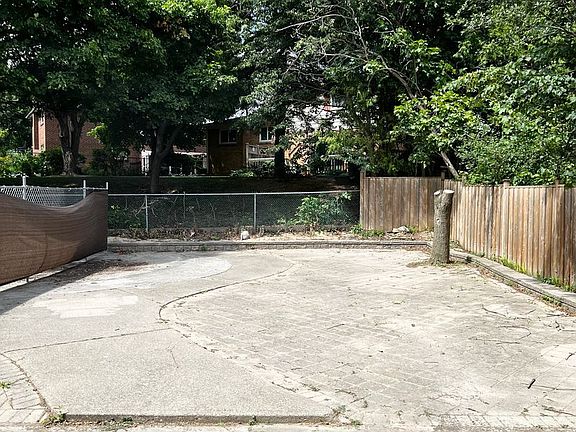 4th image of 218 Chartland Blvd S