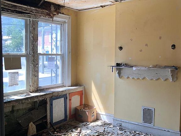 5th image of 315 E 10th St