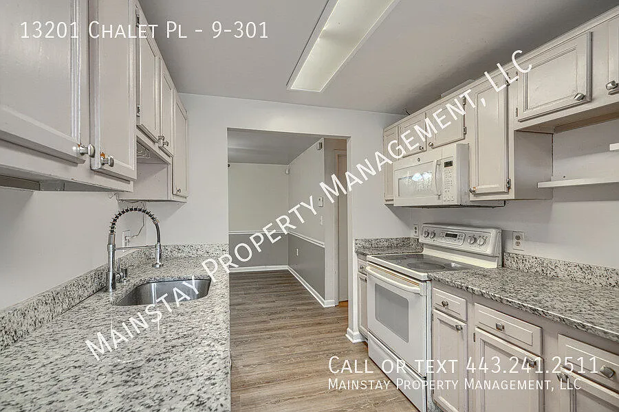 3 Bed 2 Bath Top Floor Spacious Apartment! — Photo 1
