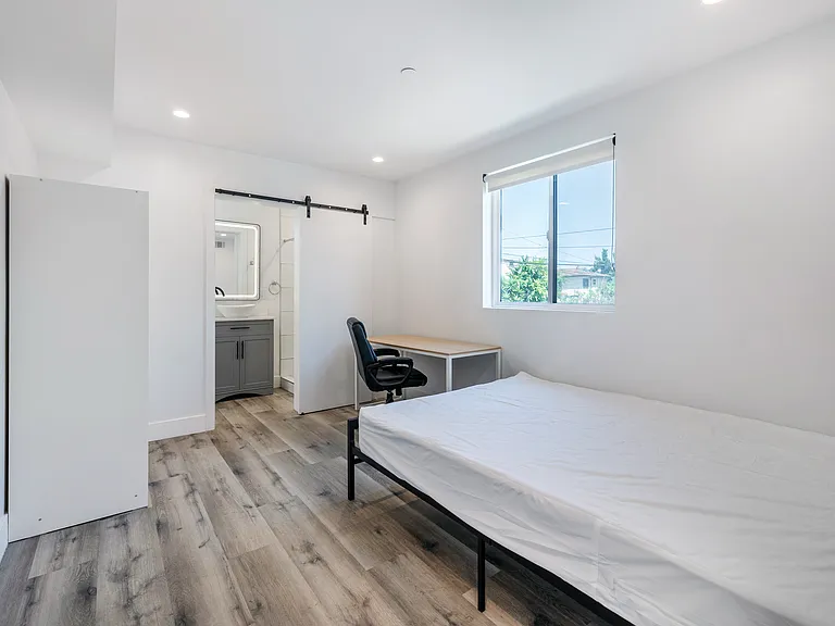 1508 W 30th St #1 — Photo 21