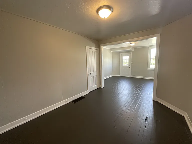 715 Vander Ave — Photo 3