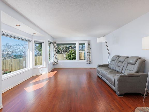 5th image of 1035 NE 7th Dr