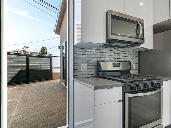 5th image of 21037 Costanso St