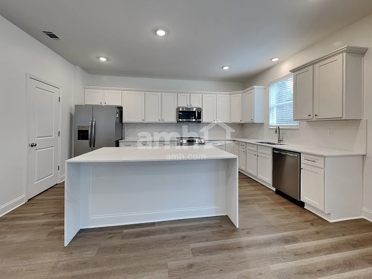 4 bed, 2.5 bath, 2481 sqft, $2,645 — Photo 3