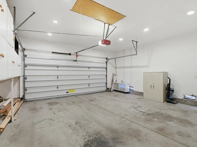 325 Goshen Ct — Photo 28