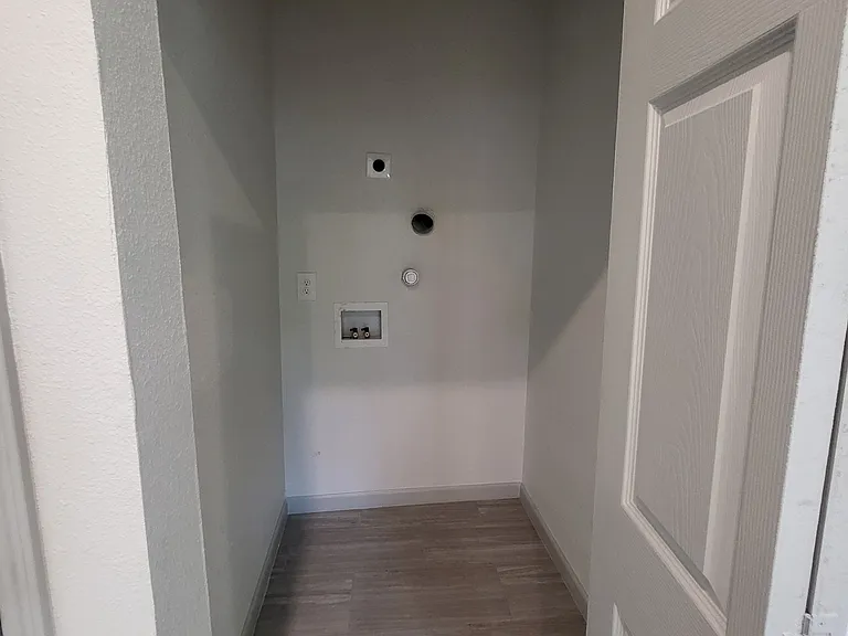 647 Hammond Ave — Photo 17