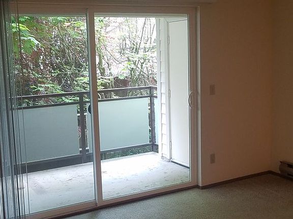 4th image of 6215 Phinney Ave N #103
