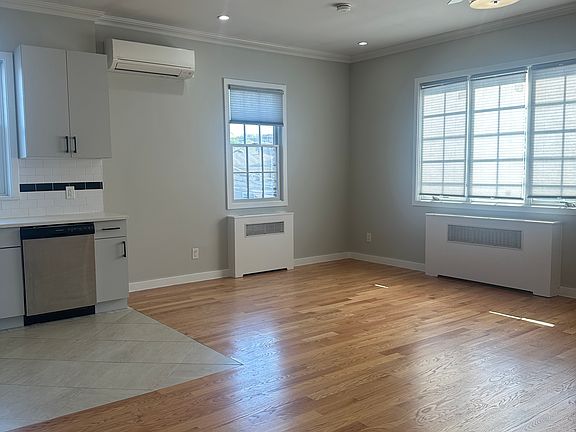 3rd image of 633 Britton Ave #2F