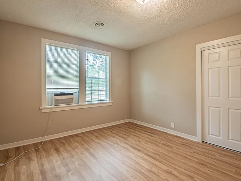 203 Beatrice St — Photo 11