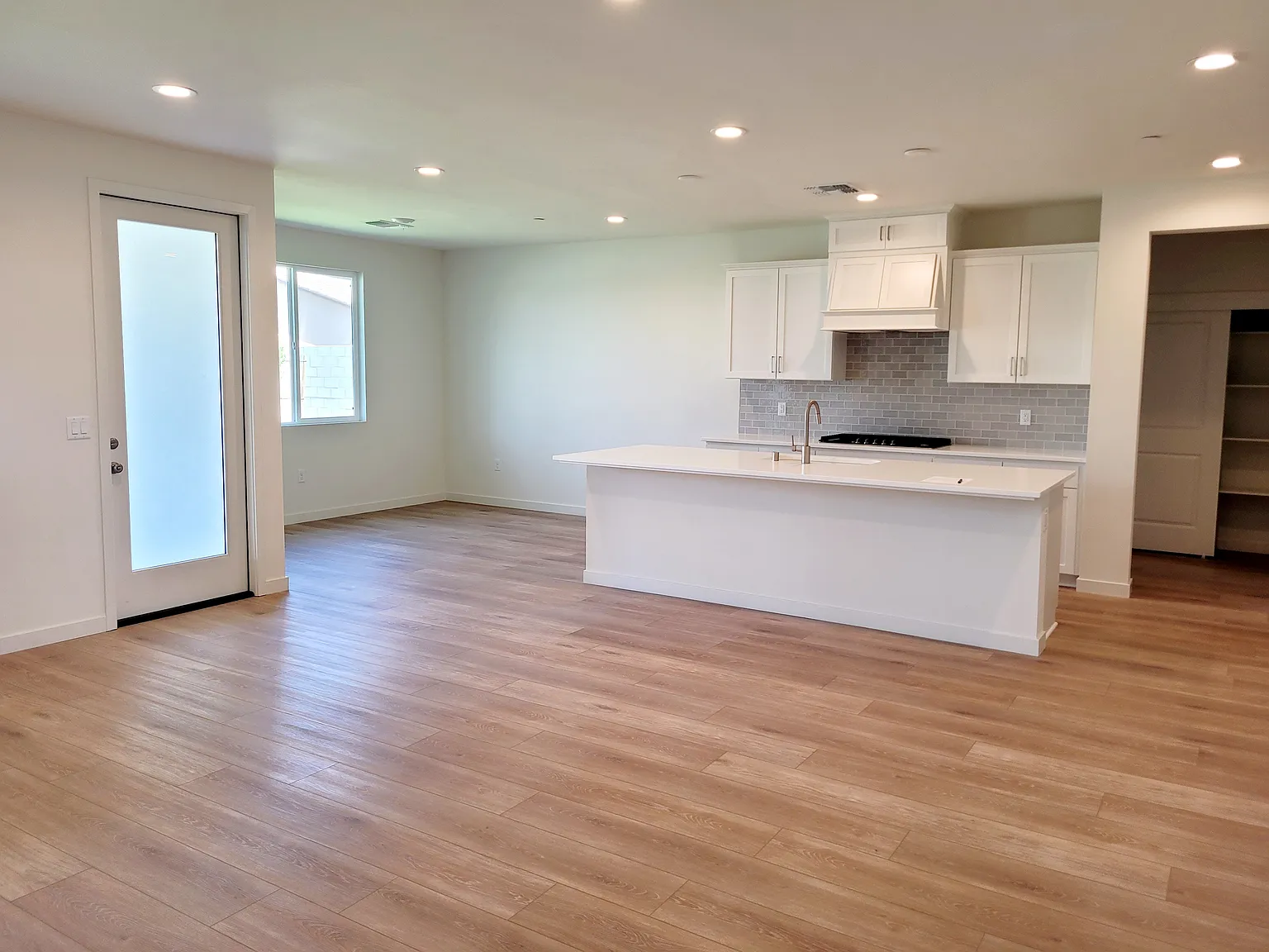 4 bed, 2141 sqft, $3,300 — Photo 3
