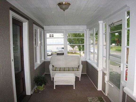 2nd image of 105 E Pottawatamie St