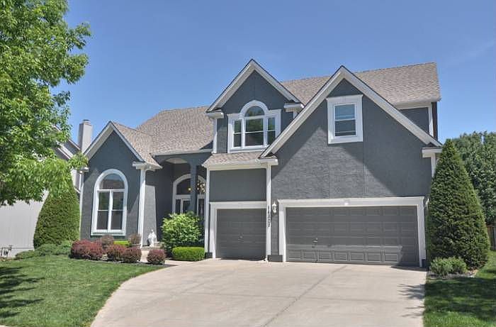 Beautiful 2 story!