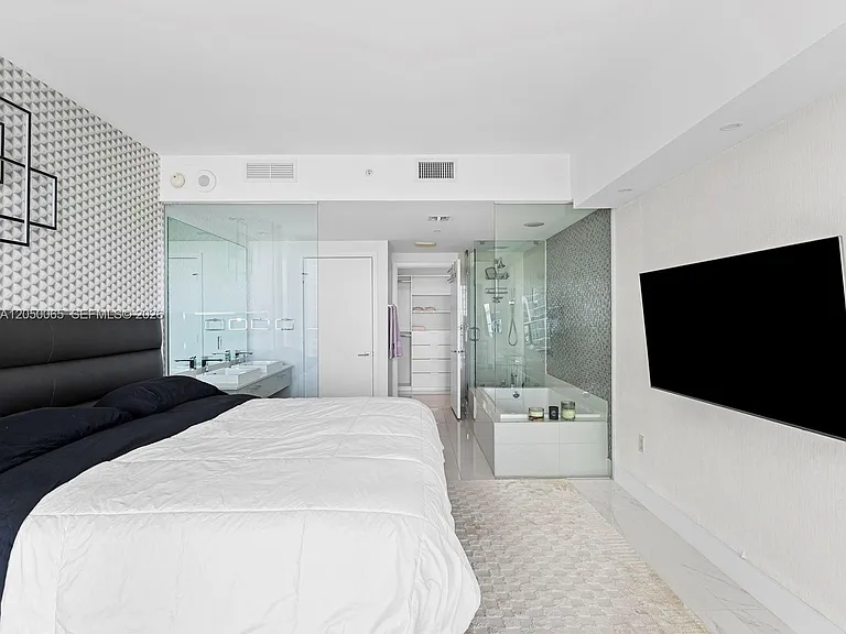 650 NE 32nd St #1201 — Photo 11