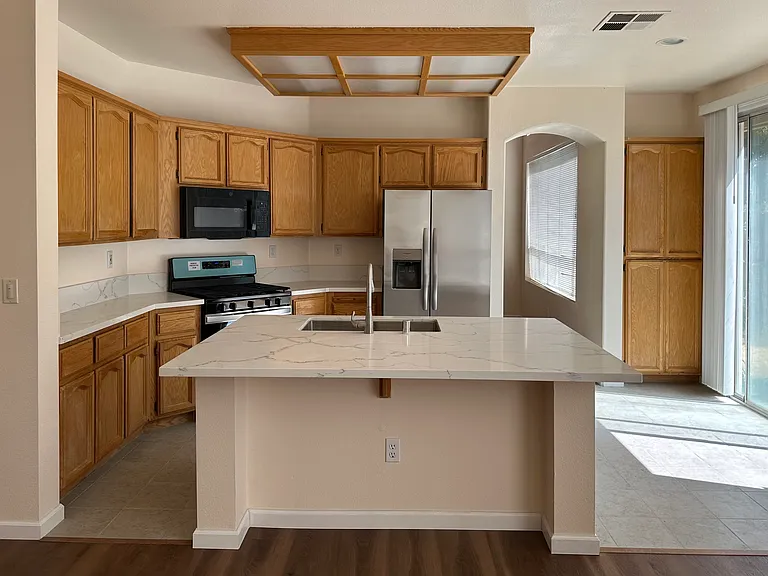 3324 E Island Ct — Photo 4