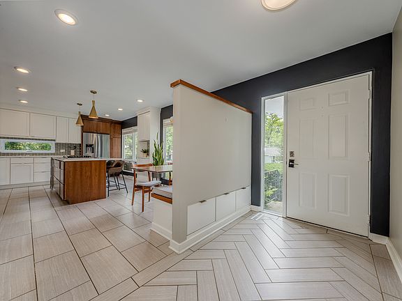 3rd image of 307 Woodward Ave